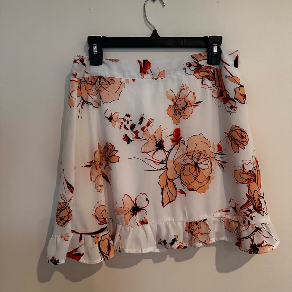 3/$30 ✨ Floral White Skirt